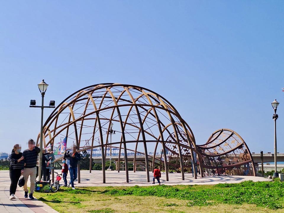 新北八里景點〡十三行文化公園〡巨型陶罐造型滑梯, 追風滑草區好放電, 親子放風箏好有趣, 人面陶罐互動區好特別, 佔地超大望海公園, 優美賞景平台與清靜步道