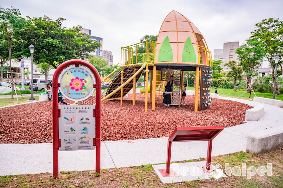 新竹竹北景點〡大王花遊戲場, 兒22公園 , 小竹繪本系列遊戲場, 花朵造型攀爬架, 花瓣變身兒童遊具