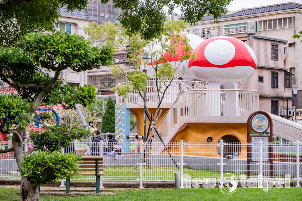 新竹竹北景點〡蘑菇遊戲場〡公兒30公園, 蘑菇城堡公園, 瑪莉歐兄弟溜滑梯, 蘑菇多功能攀爬網, 蘑菇蘑菇躲在公園的中央