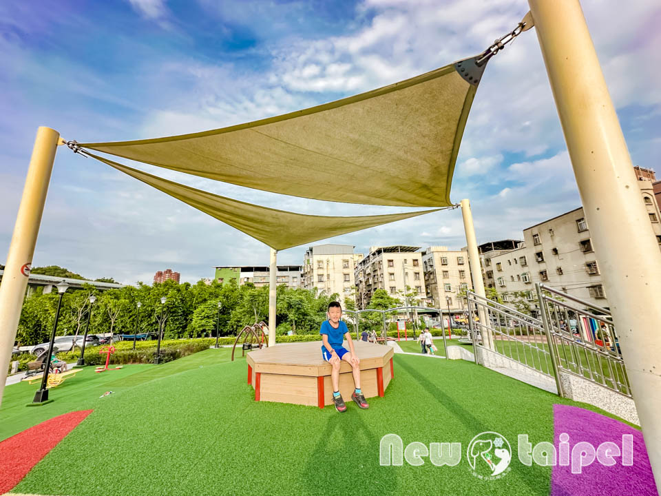 新北五股景點〡天乙公園〡多玩法山丘遊戲區場, 寬敞舒適的玩樂空間, 彩虹緩坡滑草道, 親子共融式鞦韆組