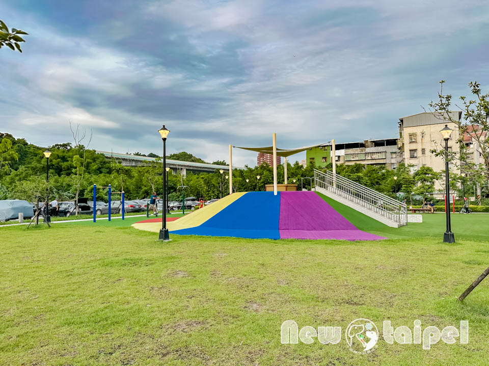 新北五股景點〡天乙公園〡多玩法山丘遊戲區場, 寬敞舒適的玩樂空間, 彩虹緩坡滑草道, 親子共融式鞦韆組