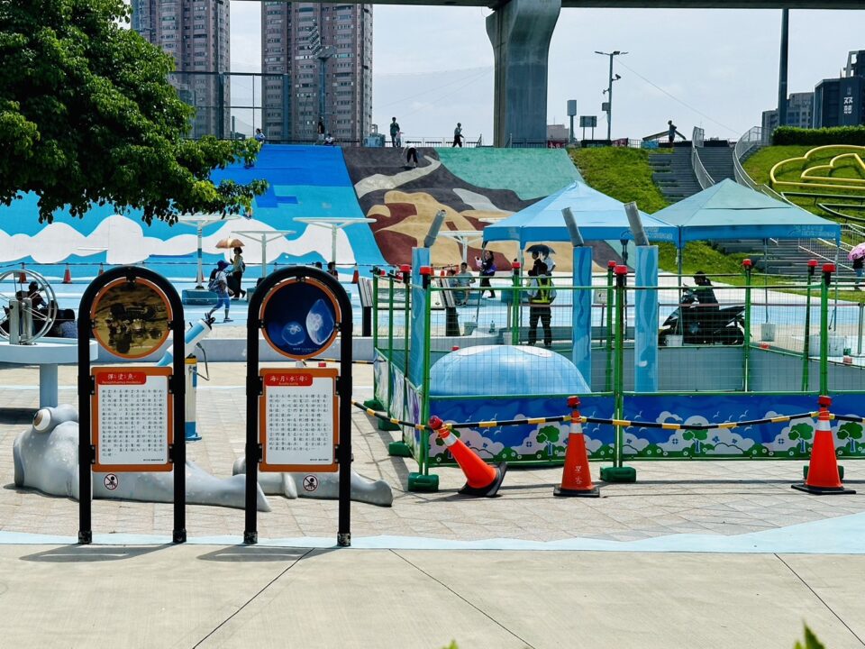 新北三重景點〡新北大都會公園〡2024花開水岸春日藝遊展, 幸福熊的奇幻花園, 花與蝴蝶最美的相遇, 熊熊送你一朵花