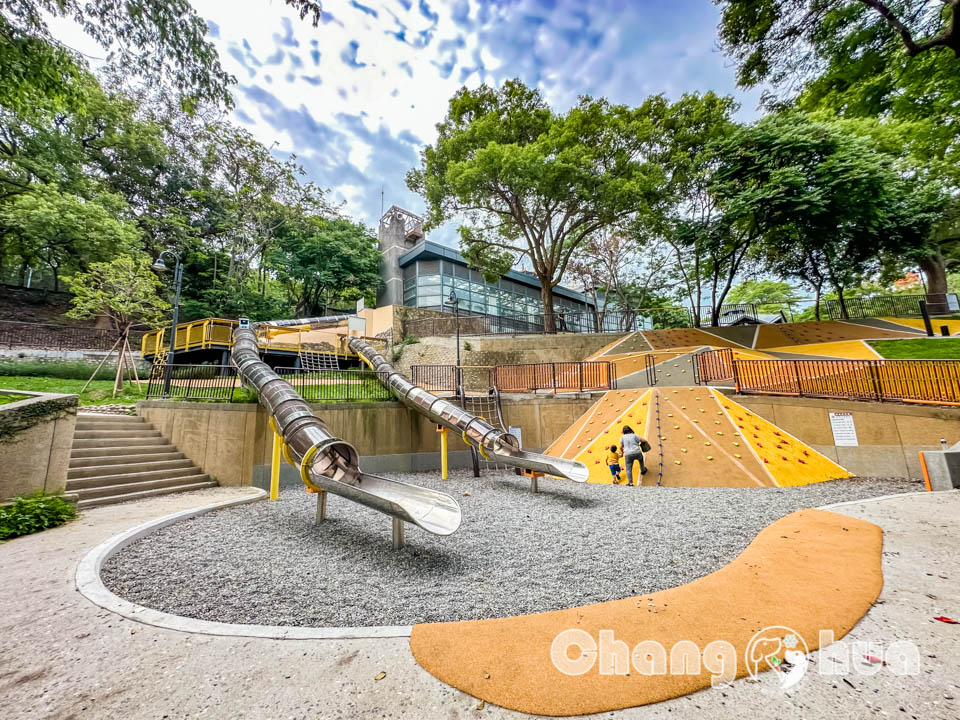 彰化市區景點〡八卦山C119軍機公園〡可以進入機艙內參觀的實體軍機, 空中運輸老母雞英姿不減, 公園步道與周邊知名景點串聯, 親子特色公園