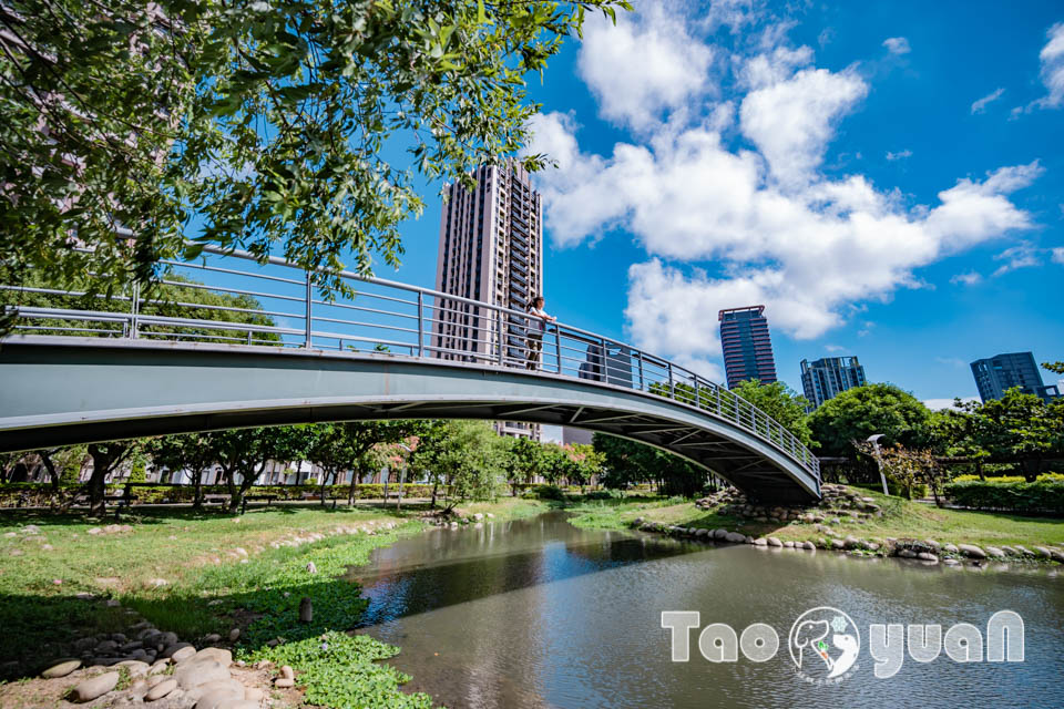 桃園市區景點〡風禾公園〡桃園最長滾輪溜滑梯, 兒童遊戲場安全鋪面大更新, 盡情奔跑大草皮, 遮陽沙坑開玩囉, 綠蔭休閒步道