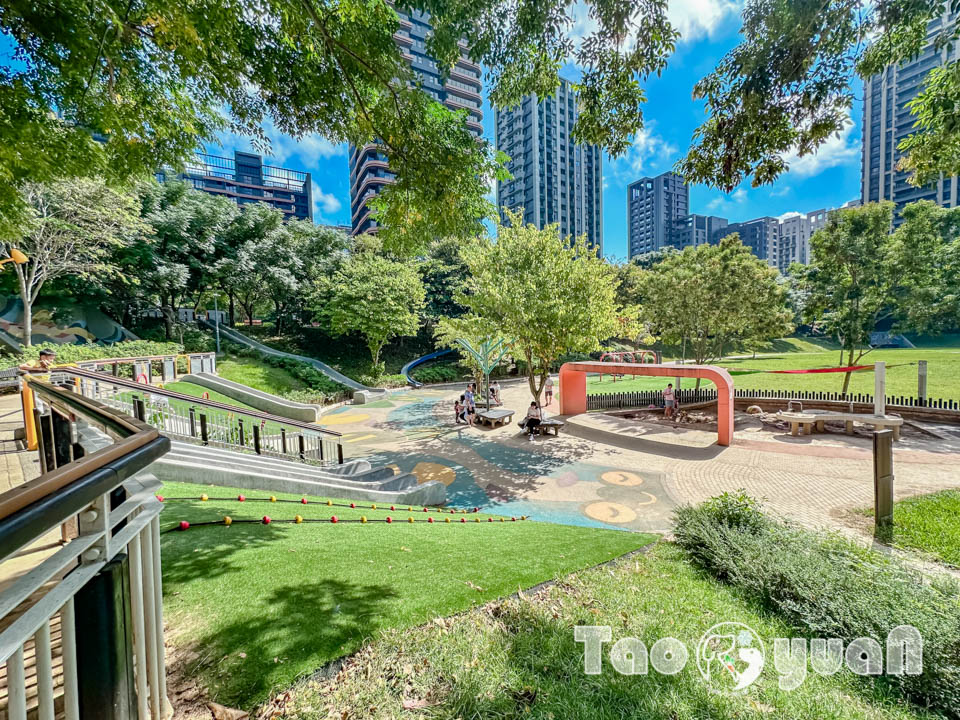 桃園市區景點〡風禾公園〡桃園最長滾輪溜滑梯, 兒童遊戲場安全鋪面大更新, 盡情奔跑大草皮, 遮陽沙坑開玩囉, 綠蔭休閒步道