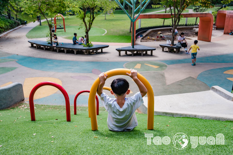 桃園市區景點〡風禾公園〡桃園最長滾輪溜滑梯, 兒童遊戲場安全鋪面大更新, 盡情奔跑大草皮, 遮陽沙坑開玩囉, 綠蔭休閒步道