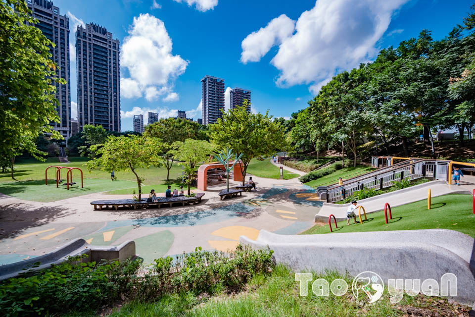 桃園市區景點〡風禾公園〡桃園最長滾輪溜滑梯, 兒童遊戲場安全鋪面大更新, 盡情奔跑大草皮, 遮陽沙坑開玩囉, 綠蔭休閒步道