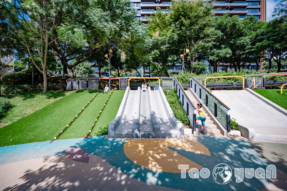 桃園市區景點〡風禾公園〡桃園最長滾輪溜滑梯, 兒童遊戲場安全鋪面大更新, 盡情奔跑大草皮, 遮陽沙坑開玩囉, 綠蔭休閒步道