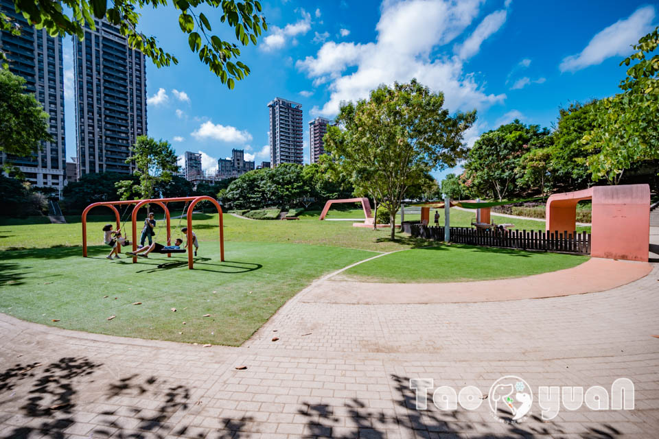 桃園市區景點〡風禾公園〡桃園最長滾輪溜滑梯, 兒童遊戲場安全鋪面大更新, 盡情奔跑大草皮, 遮陽沙坑開玩囉, 綠蔭休閒步道