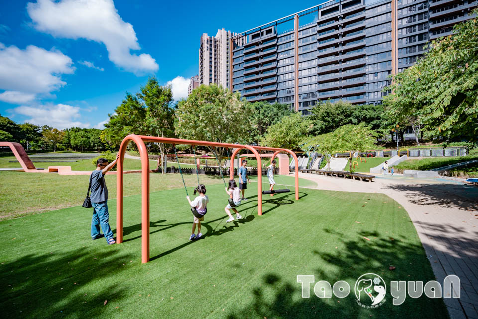 桃園市區景點〡風禾公園〡桃園最長滾輪溜滑梯, 兒童遊戲場安全鋪面大更新, 盡情奔跑大草皮, 遮陽沙坑開玩囉, 綠蔭休閒步道