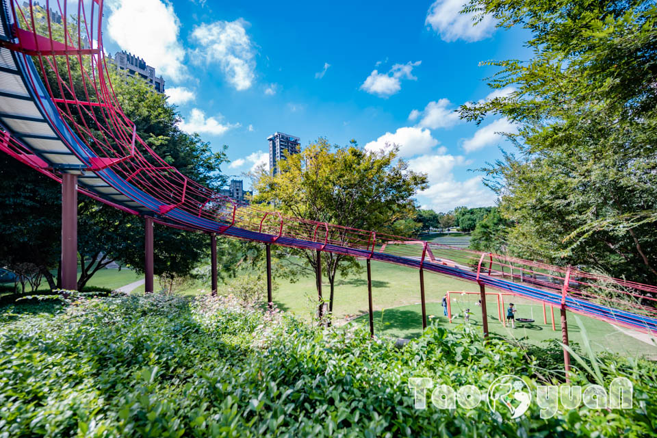 桃園市區景點〡風禾公園〡桃園最長滾輪溜滑梯, 兒童遊戲場安全鋪面大更新, 盡情奔跑大草皮, 遮陽沙坑開玩囉, 綠蔭休閒步道