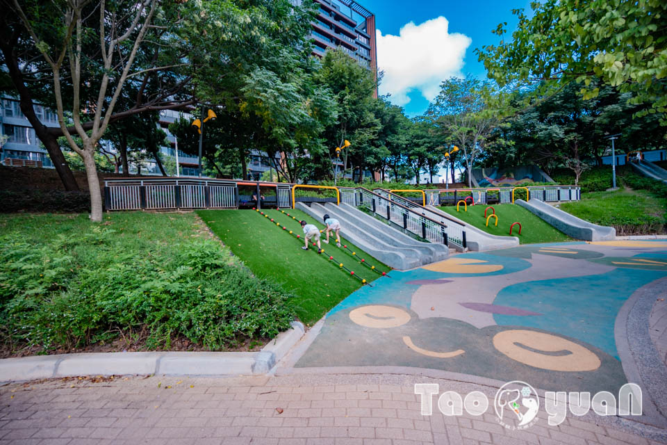 桃園市區景點〡風禾公園〡桃園最長滾輪溜滑梯, 兒童遊戲場安全鋪面大更新, 盡情奔跑大草皮, 遮陽沙坑開玩囉, 綠蔭休閒步道