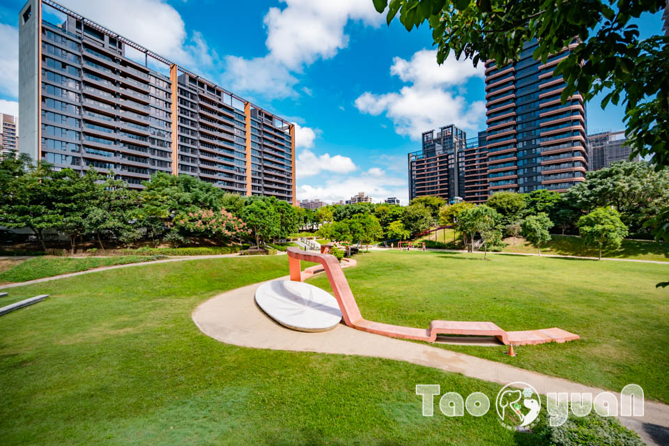 桃園市區景點〡風禾公園〡桃園最長滾輪溜滑梯, 兒童遊戲場安全鋪面大更新, 盡情奔跑大草皮, 遮陽沙坑開玩囉, 綠蔭休閒步道