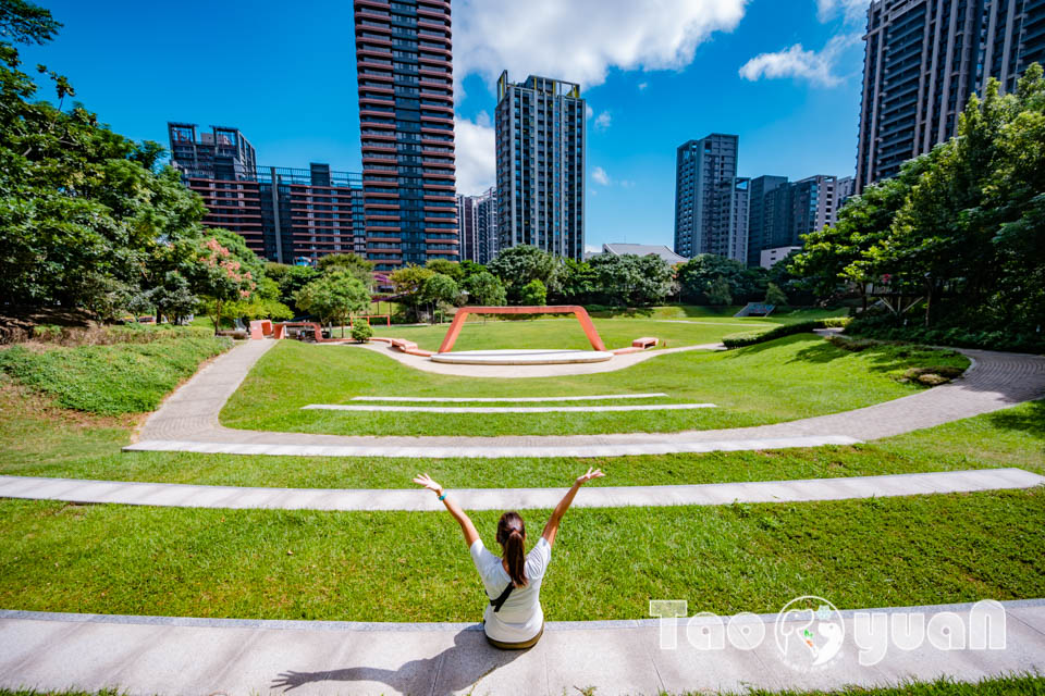 桃園市區景點〡風禾公園〡桃園最長滾輪溜滑梯, 兒童遊戲場安全鋪面大更新, 盡情奔跑大草皮, 遮陽沙坑開玩囉, 綠蔭休閒步道