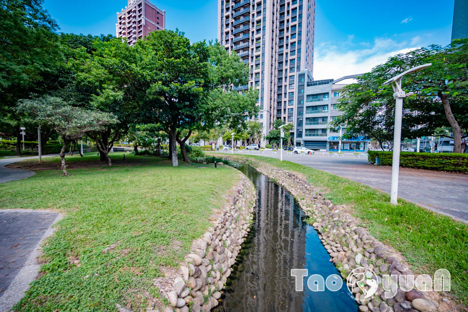 桃園市區景點〡風禾公園〡桃園最長滾輪溜滑梯, 兒童遊戲場安全鋪面大更新, 盡情奔跑大草皮, 遮陽沙坑開玩囉, 綠蔭休閒步道