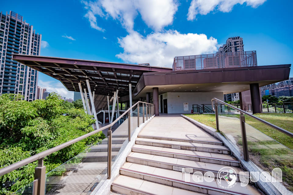 桃園市區景點〡風禾公園〡桃園最長滾輪溜滑梯, 兒童遊戲場安全鋪面大更新, 盡情奔跑大草皮, 遮陽沙坑開玩囉, 綠蔭休閒步道