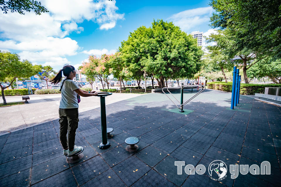 桃園市區景點〡風禾公園〡桃園最長滾輪溜滑梯, 兒童遊戲場安全鋪面大更新, 盡情奔跑大草皮, 遮陽沙坑開玩囉, 綠蔭休閒步道