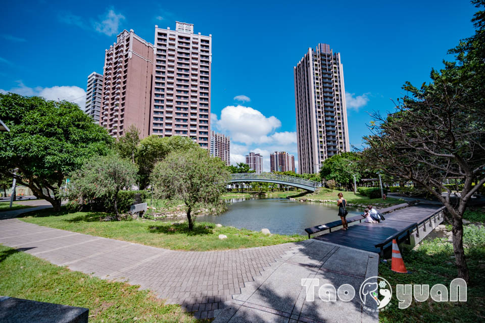 桃園市區景點〡風禾公園〡桃園最長滾輪溜滑梯, 兒童遊戲場安全鋪面大更新, 盡情奔跑大草皮, 遮陽沙坑開玩囉, 綠蔭休閒步道