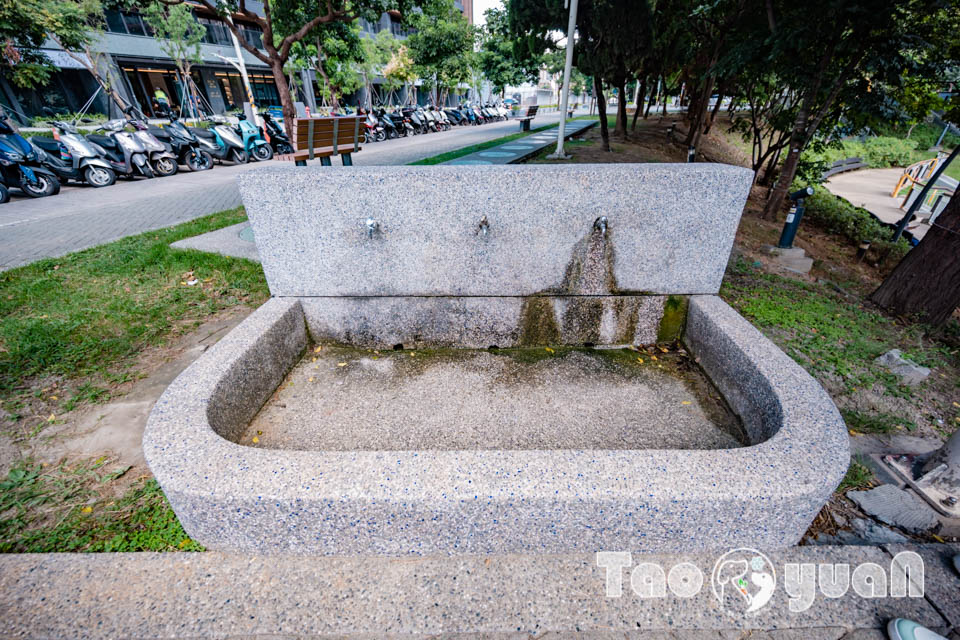 桃園市區景點〡風禾公園〡桃園最長滾輪溜滑梯, 兒童遊戲場安全鋪面大更新, 盡情奔跑大草皮, 遮陽沙坑開玩囉, 綠蔭休閒步道