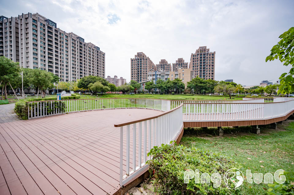 高雄鳳山景點〡五甲公園〡五甲公園特色遊戲場, 水珠遊戲塔, 高雄玩水公園, 生態池景觀步道