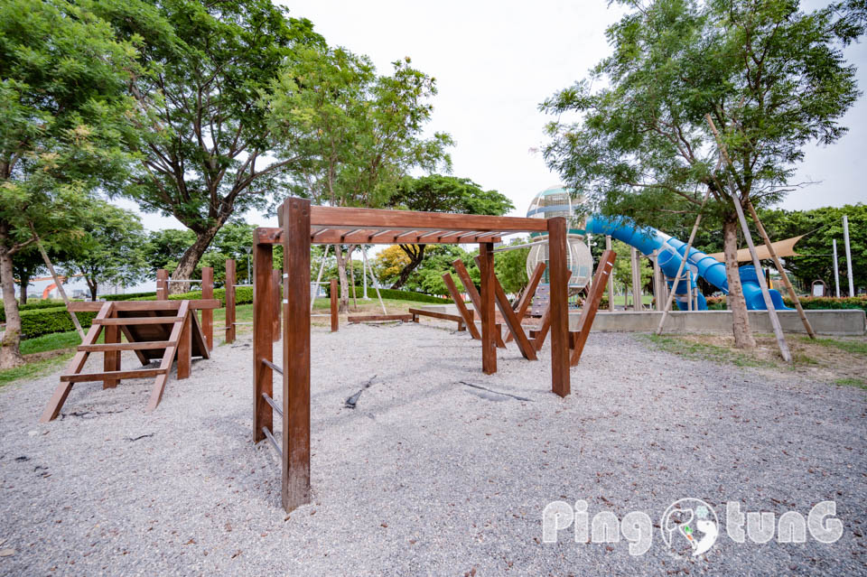 高雄鳳山景點〡五甲公園〡五甲公園特色遊戲場, 水珠遊戲塔, 高雄玩水公園, 生態池景觀步道