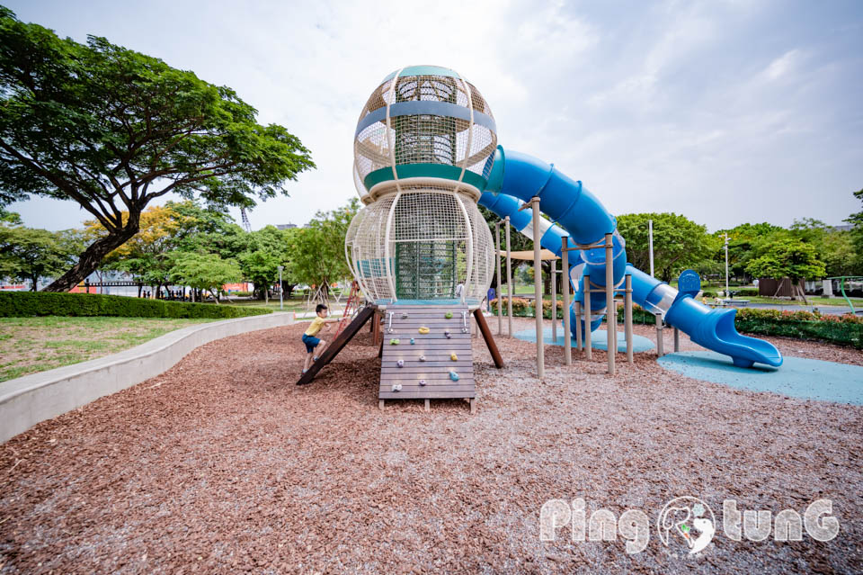 高雄鳳山景點〡五甲公園〡五甲公園特色遊戲場, 水珠遊戲塔, 高雄玩水公園, 生態池景觀步道