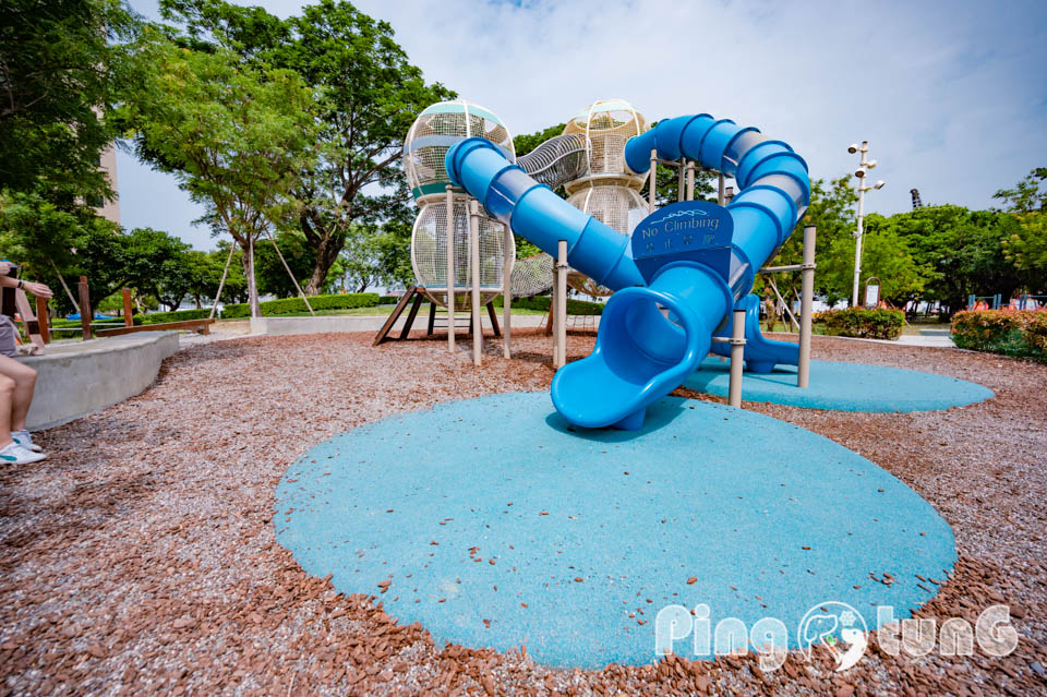 高雄鳳山景點〡五甲公園〡五甲公園特色遊戲場, 水珠遊戲塔, 高雄玩水公園, 生態池景觀步道