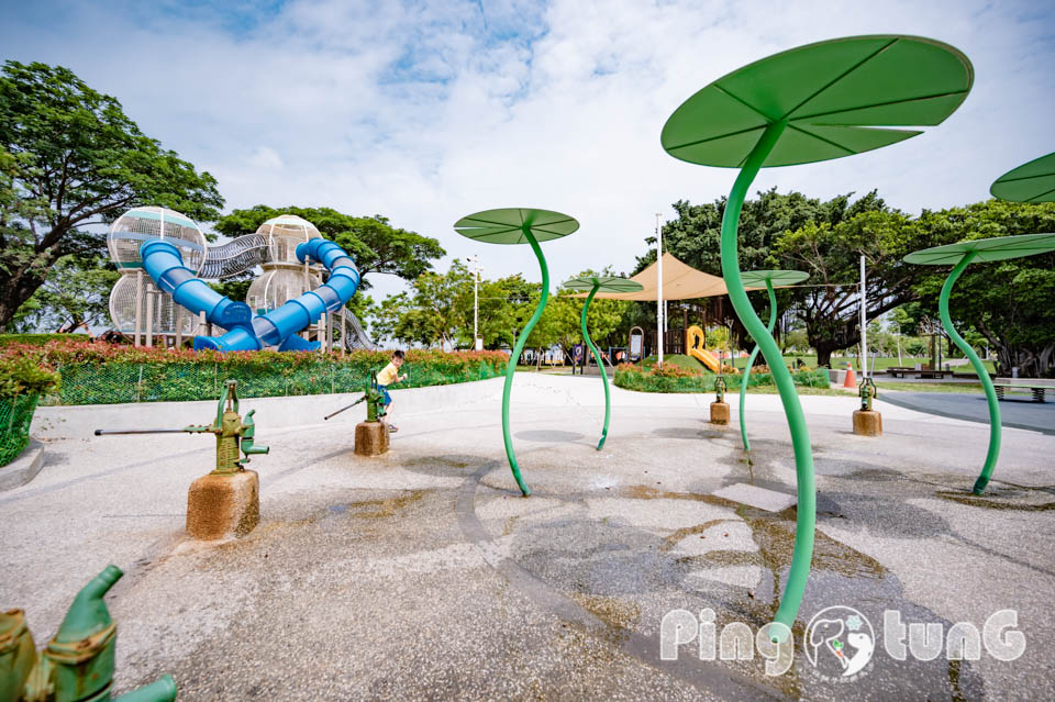 高雄鳳山景點〡五甲公園〡五甲公園特色遊戲場, 水珠遊戲塔, 高雄玩水公園, 生態池景觀步道