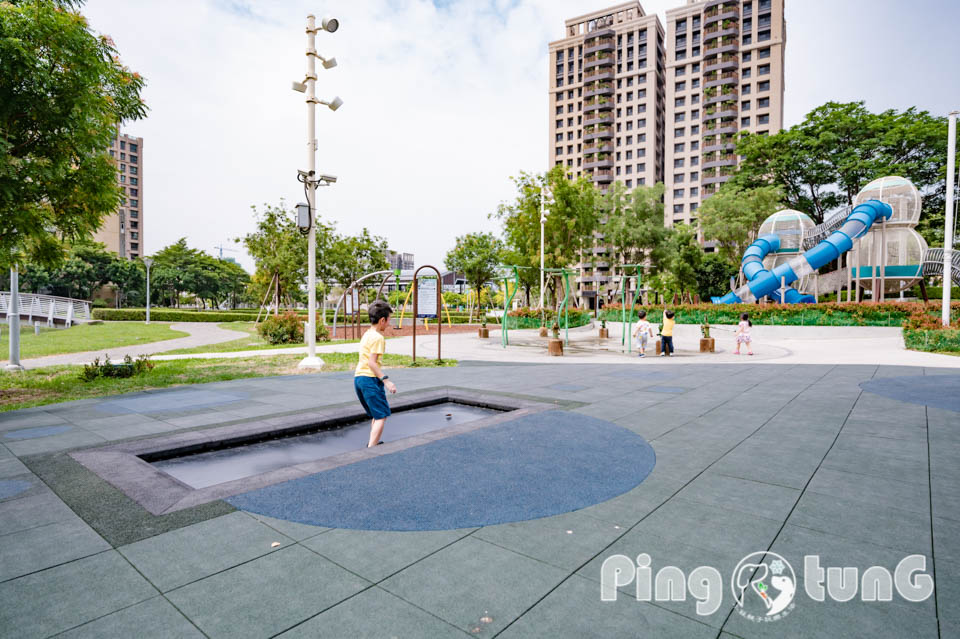 高雄鳳山景點〡五甲公園〡五甲公園特色遊戲場, 水珠遊戲塔, 高雄玩水公園, 生態池景觀步道