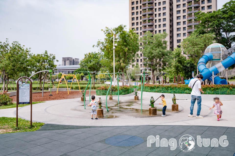 高雄鳳山景點〡五甲公園〡五甲公園特色遊戲場, 水珠遊戲塔, 高雄玩水公園, 生態池景觀步道