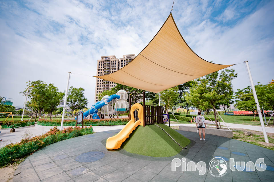 高雄鳳山景點〡五甲公園〡五甲公園特色遊戲場, 水珠遊戲塔, 高雄玩水公園, 生態池景觀步道