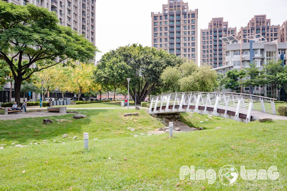 高雄鳳山景點〡五甲公園〡五甲公園特色遊戲場, 水珠遊戲塔, 高雄玩水公園, 生態池景觀步道