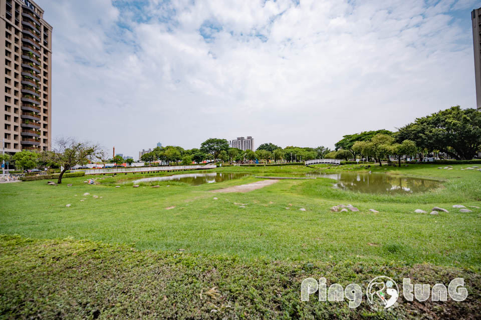 高雄鳳山景點〡五甲公園〡五甲公園特色遊戲場, 水珠遊戲塔, 高雄玩水公園, 生態池景觀步道