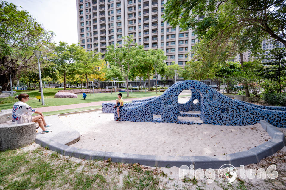 高雄鳳山景點〡五甲公園〡五甲公園特色遊戲場, 水珠遊戲塔, 高雄玩水公園, 生態池景觀步道