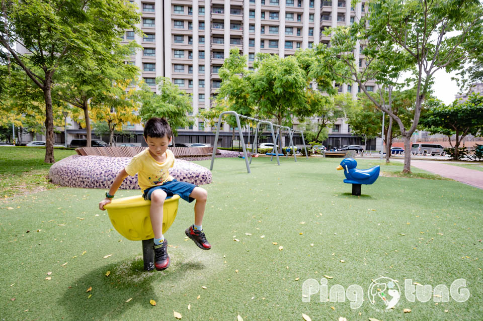 高雄鳳山景點〡五甲公園〡五甲公園特色遊戲場, 水珠遊戲塔, 高雄玩水公園, 生態池景觀步道