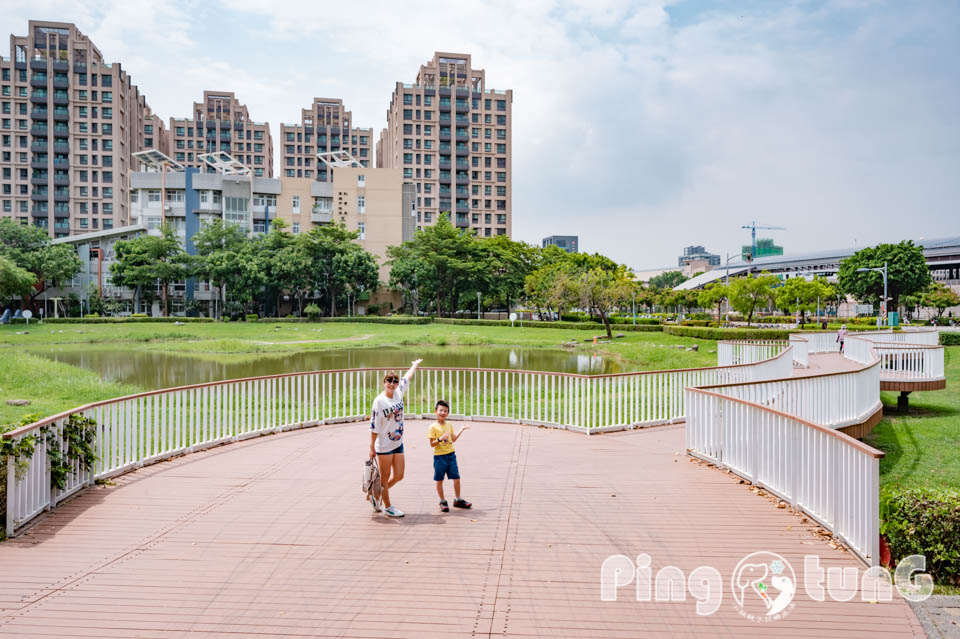 高雄鳳山景點〡五甲公園〡五甲公園特色遊戲場, 水珠遊戲塔, 高雄玩水公園, 生態池景觀步道