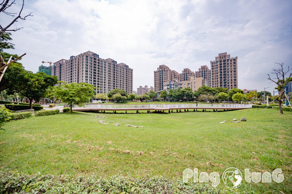 高雄鳳山景點〡五甲公園〡五甲公園特色遊戲場, 水珠遊戲塔, 高雄玩水公園, 生態池景觀步道