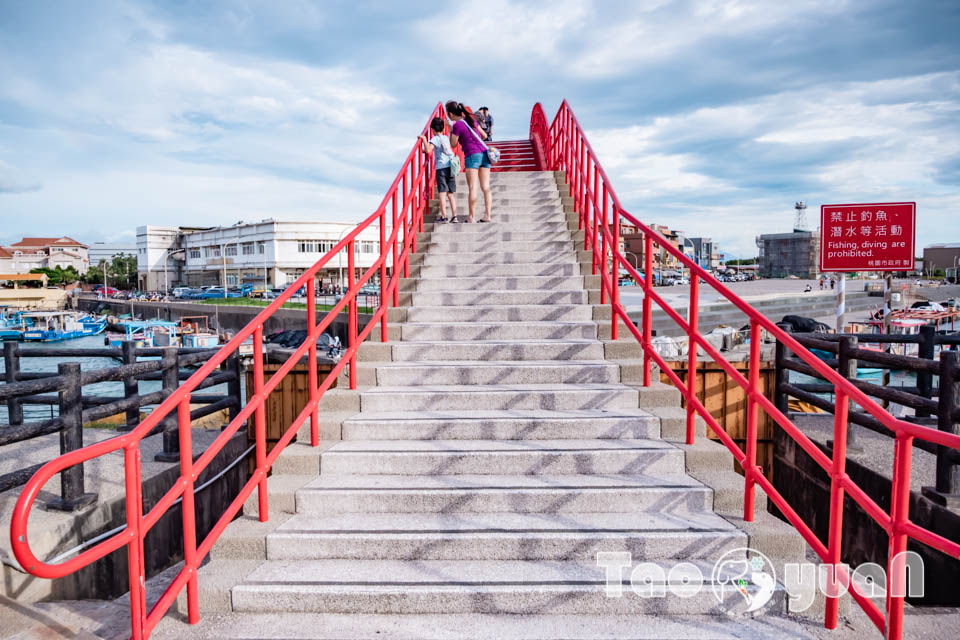 桃園竹圍景點〡竹圍漁港〡竹圍海水浴場, 老饕最愛海鮮代客料理, 玩沙踏浪賞夕陽, 海洋生物特色沖沙區, 彩虹橋上美拍點