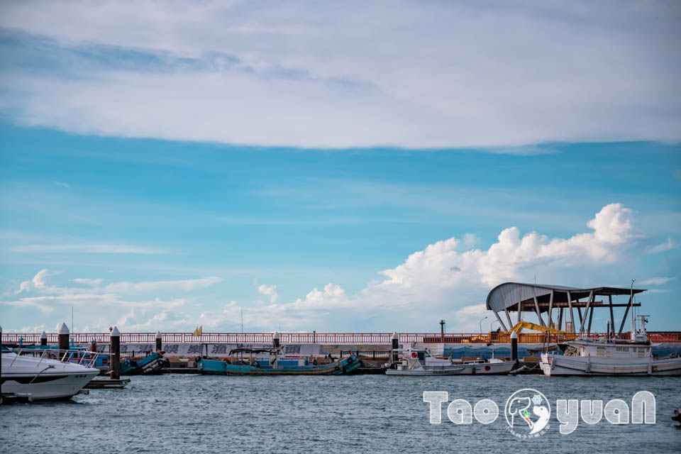 桃園竹圍景點〡竹圍漁港〡竹圍海水浴場, 老饕最愛海鮮代客料理, 玩沙踏浪賞夕陽, 海洋生物特色沖沙區, 彩虹橋上美拍點
