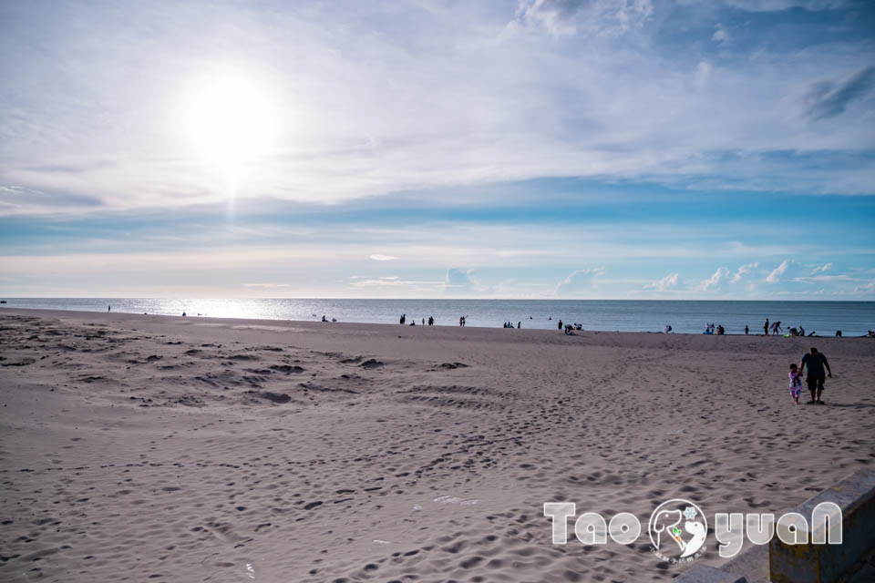 桃園竹圍景點〡竹圍漁港〡竹圍海水浴場, 老饕最愛海鮮代客料理, 玩沙踏浪賞夕陽, 海洋生物特色沖沙區, 彩虹橋上美拍點