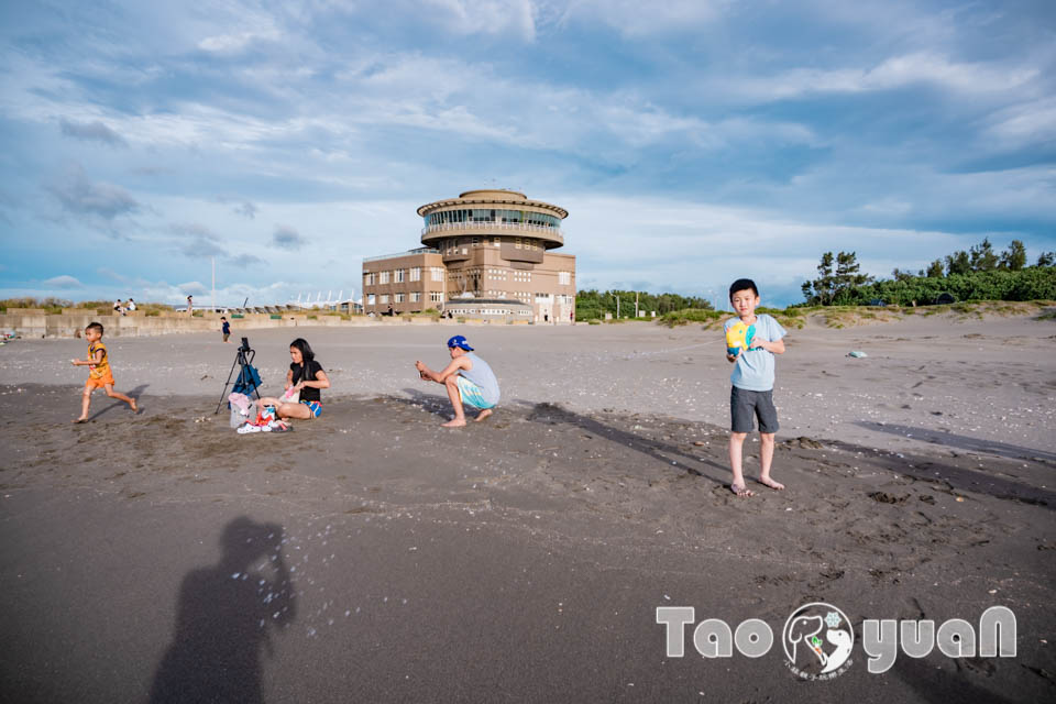 桃園竹圍景點〡竹圍漁港〡竹圍海水浴場, 老饕最愛海鮮代客料理, 玩沙踏浪賞夕陽, 海洋生物特色沖沙區, 彩虹橋上美拍點
