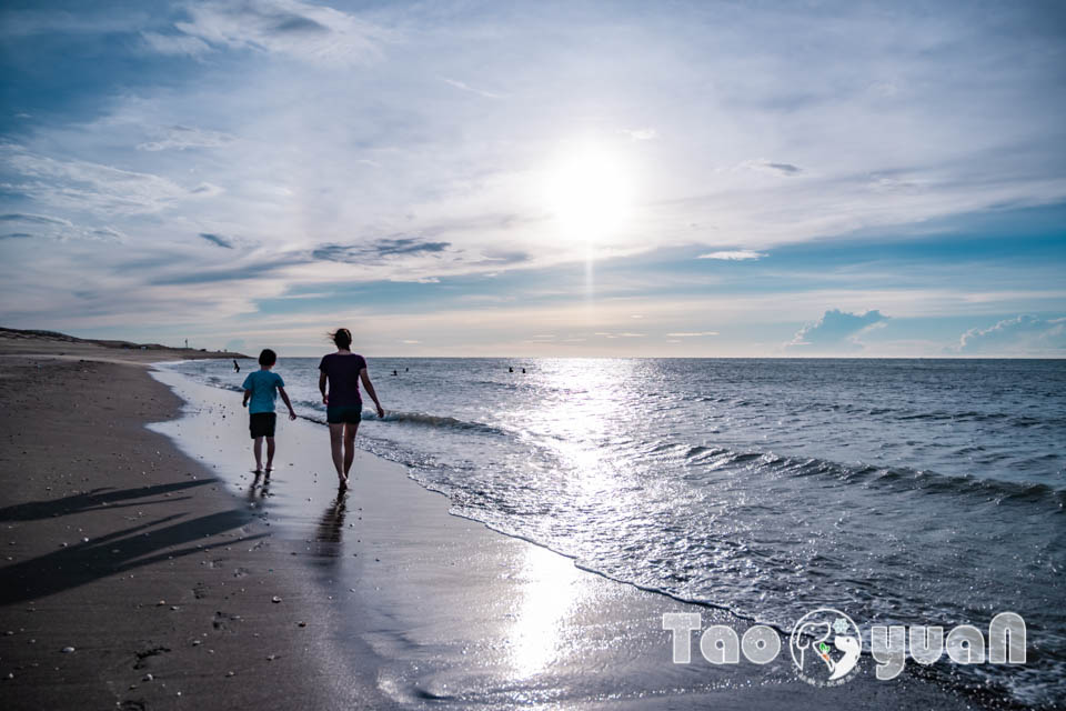 桃園竹圍景點〡竹圍漁港〡竹圍海水浴場, 老饕最愛海鮮代客料理, 玩沙踏浪賞夕陽, 海洋生物特色沖沙區, 彩虹橋上美拍點