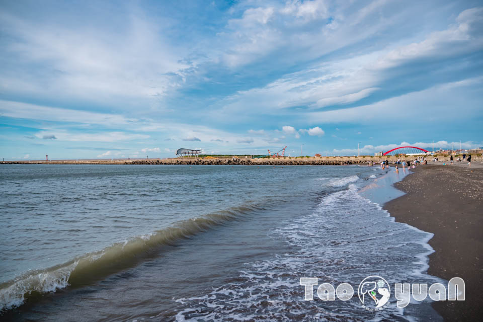 桃園竹圍景點〡竹圍漁港〡竹圍海水浴場, 老饕最愛海鮮代客料理, 玩沙踏浪賞夕陽, 海洋生物特色沖沙區, 彩虹橋上美拍點