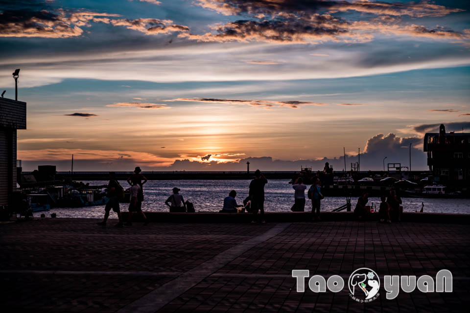 桃園竹圍景點〡竹圍漁港〡竹圍海水浴場, 老饕最愛海鮮代客料理, 玩沙踏浪賞夕陽, 海洋生物特色沖沙區, 彩虹橋上美拍點
