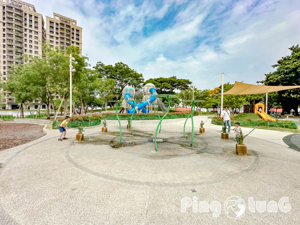 高雄鳳山景點〡五甲公園〡五甲公園特色遊戲場, 水珠遊戲塔, 高雄玩水公園, 生態池景觀步道