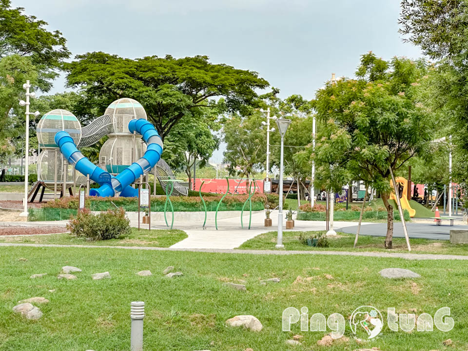 高雄鳳山景點〡五甲公園〡五甲公園特色遊戲場, 水珠遊戲塔, 高雄玩水公園, 生態池景觀步道