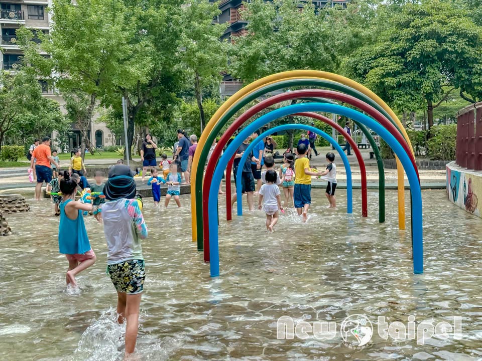 新北新莊景點〡塭仔底濕地公園〡免費玩水景點, 可愛的小水山噴泉, 彩虹噴霧隧道, 隱藏版網美打卡秘境, 2024最新戲水池開放時間