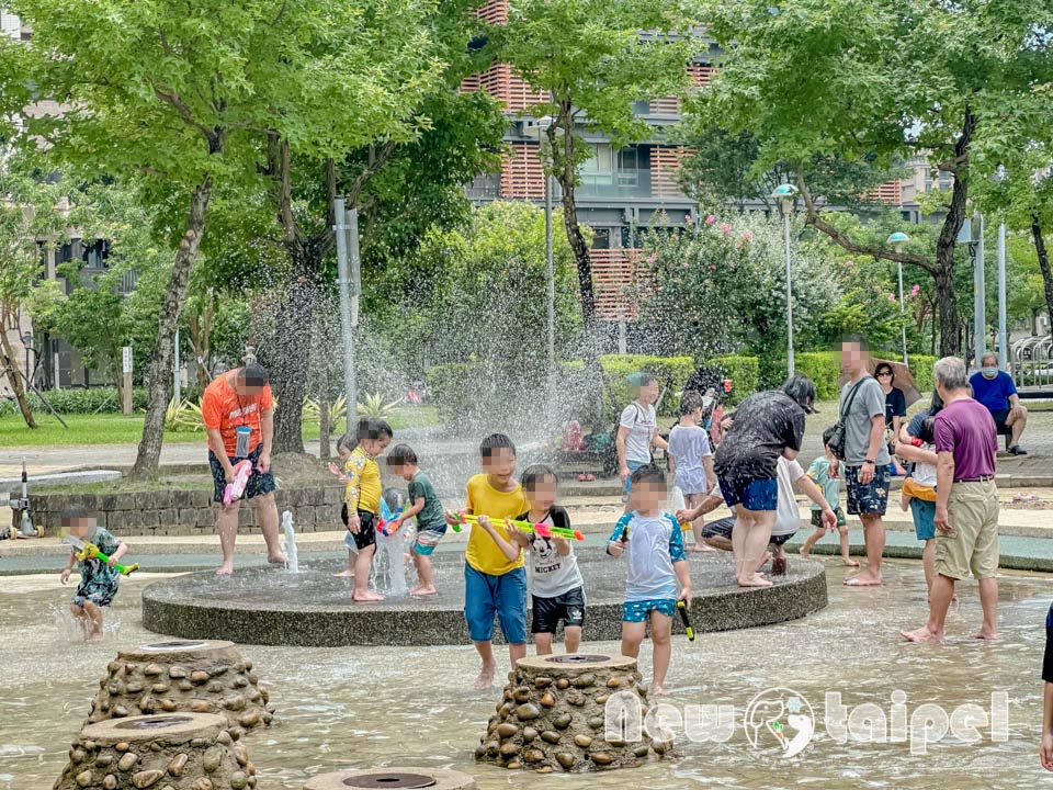 新北新莊景點〡塭仔底濕地公園〡免費玩水景點, 可愛的小水山噴泉, 彩虹噴霧隧道, 隱藏版網美打卡秘境, 2024最新戲水池開放時間