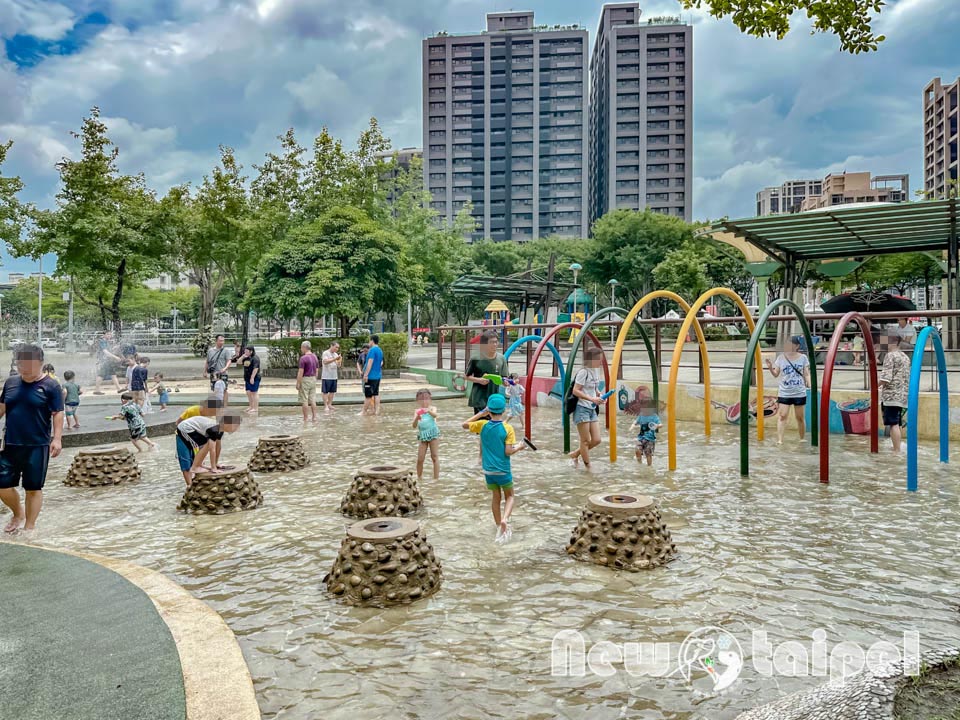 新北新莊景點〡塭仔底濕地公園〡免費玩水景點, 可愛的小水山噴泉, 彩虹噴霧隧道, 隱藏版網美打卡秘境, 2024最新戲水池開放時間