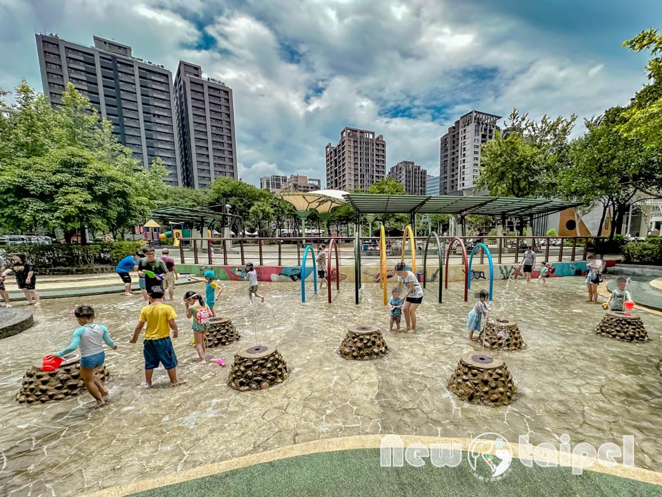 新北新莊景點〡塭仔底濕地公園〡免費玩水景點, 可愛的小水山噴泉, 彩虹噴霧隧道, 隱藏版網美打卡秘境, 2024最新戲水池開放時間